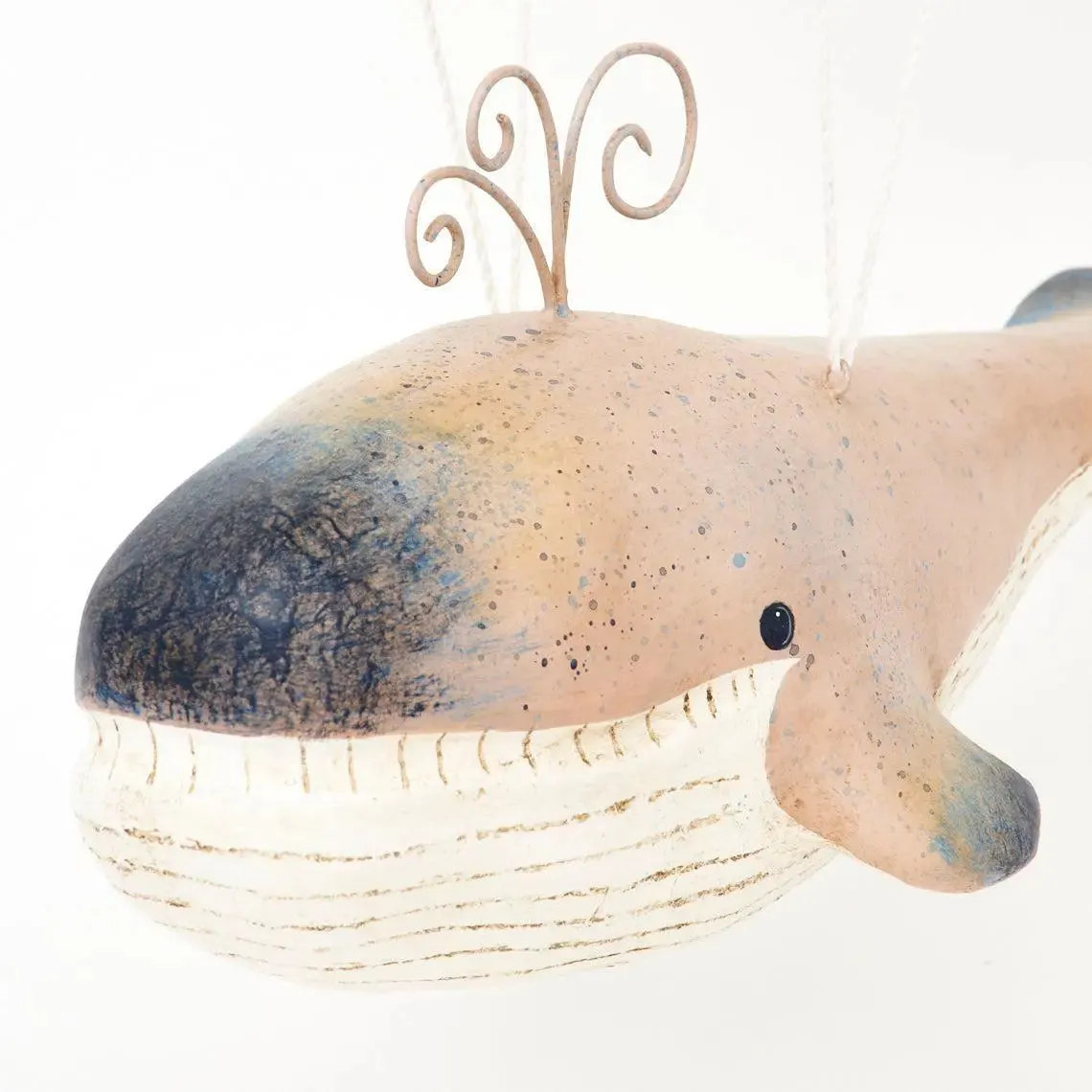 Ballena en papel maché para colgar. 'Paracaidas' - D7174