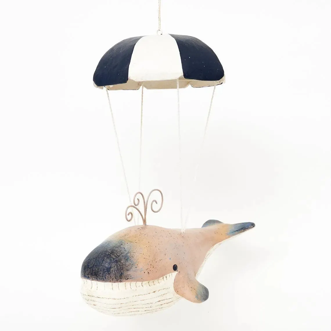 Ballena en papel maché para colgar. 'Paracaidas' - D7174