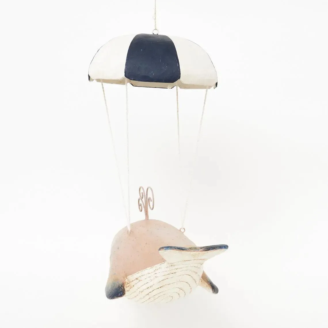 Ballena en papel maché para colgar. 'Paracaidas' - D7174