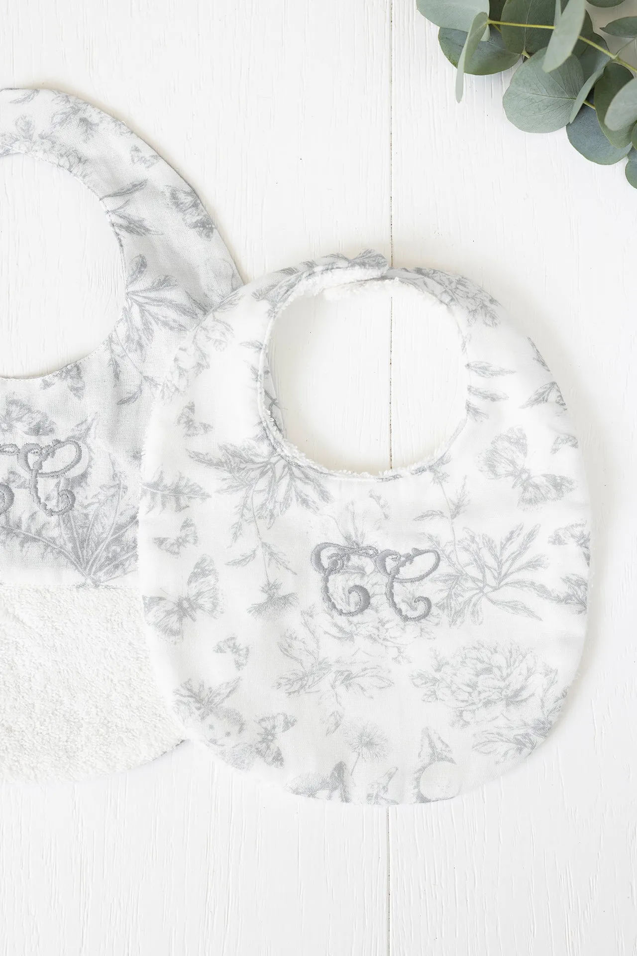 Bavoir - Imprimé inspiration toile de jouy gris T1